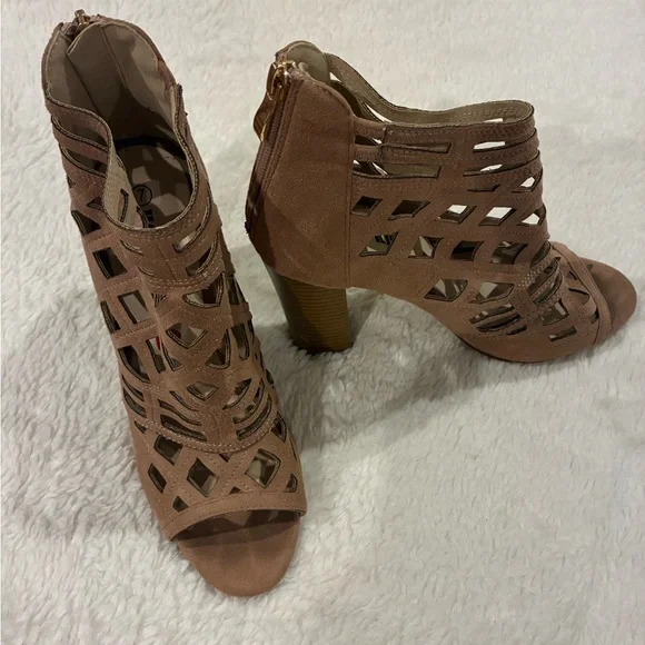 Women's Tan Cutout Heeled Sandals - Picture 2 of 2